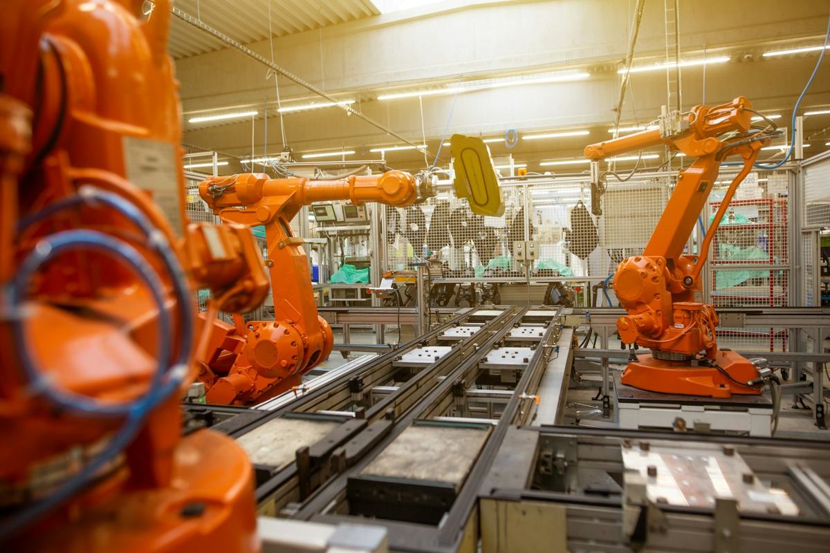 Robôs em linha de montagem de uma fábrica automotiva